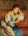 La señora Duffee sentada en un sofá a rayas leyendo madres hijos Mary Cassatt